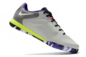 Chuteira Futsal Nike Tiempo Legend 9 Elite IC Cinza com detalhes em amarelo e roxo