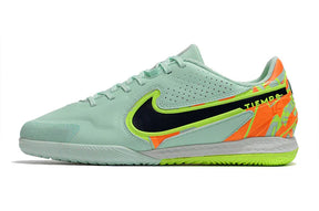 Chuteira Futsal Nike Tiempo Legend 9 Elite IC em verde e laranja, ideal para desempenho em quadra.