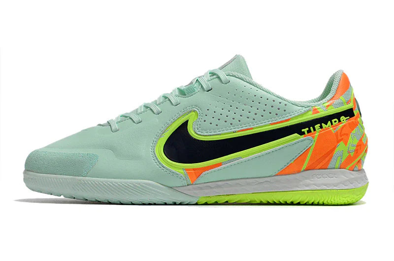 Chuteira Futsal Nike Tiempo Legend 9 Elite IC em verde e laranja, ideal para desempenho em quadra.