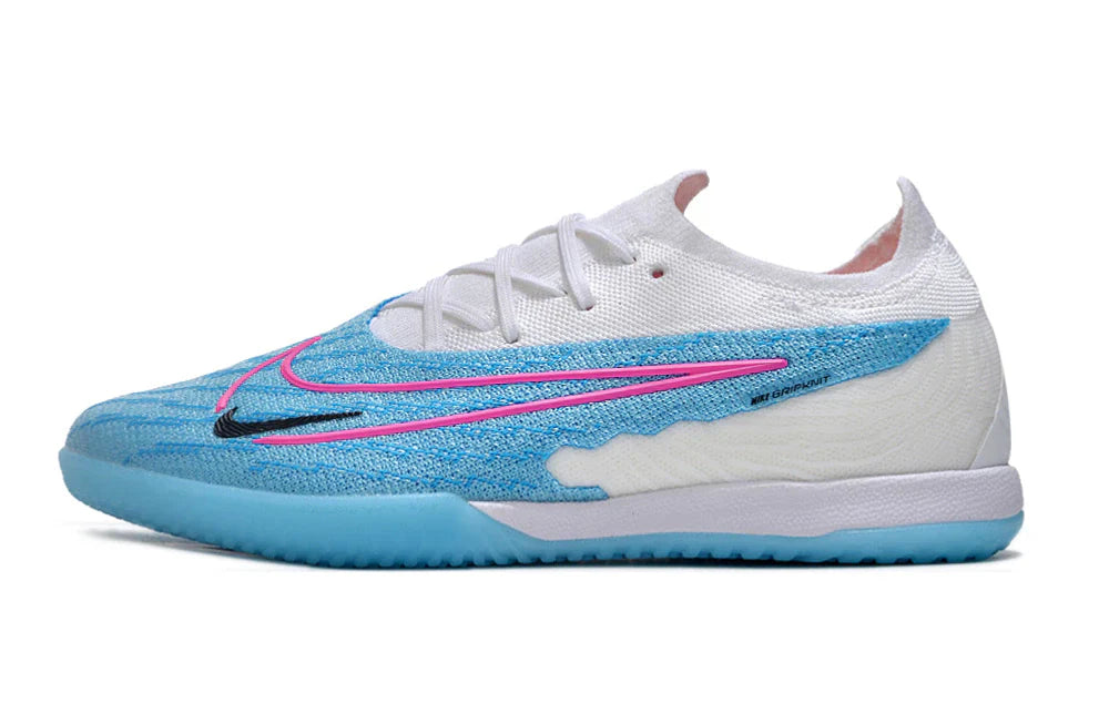 Chuteira Futsal Nike Gripknit Phantom GX Elite IC em azul e branco, ideal para jogos em quadra.