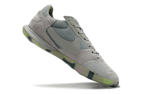 Chuteira Futsal Nike Street Gato IC - Cinza e Verde com design inovador e tecnologia de ponta para desempenho superior.
