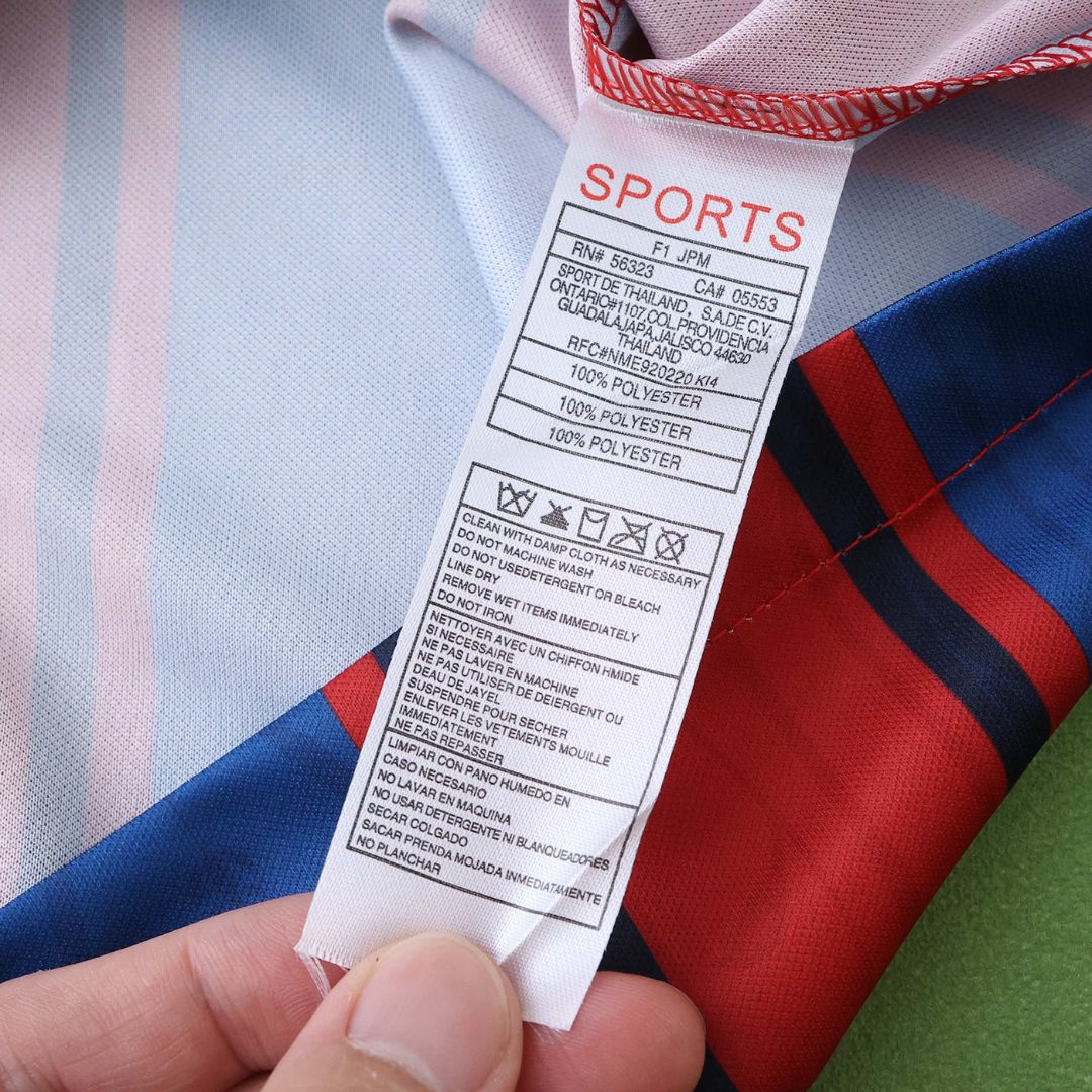 Etiqueta de cuidados de uma camisola de futebol, detalhando composição e instruções, com foco na marca Barcelona.