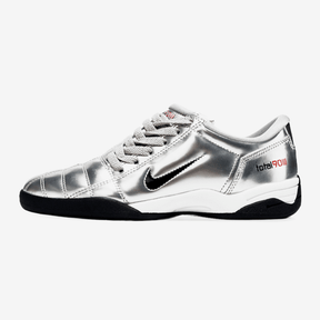 Chuteira Futsal Nike Total 90 IC Prata, modelo prateado ideal para quadras indoor com perfeito controle de bola.