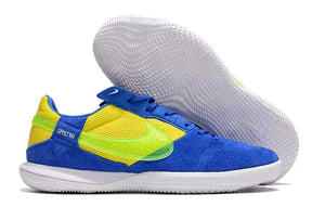 Chuteira Futsal Nike Street Gato IC Azul, Amarelo e Verde com design vibrante e sola de borracha para tração.