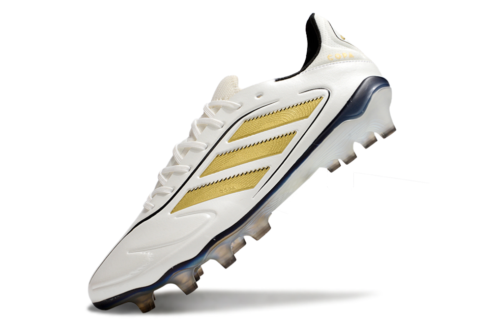 Chuteira Adidas Copa Pure III Elite FG -Branca e Dourada em destaque, mostrando o design elegante e tecnologia de desempenho.