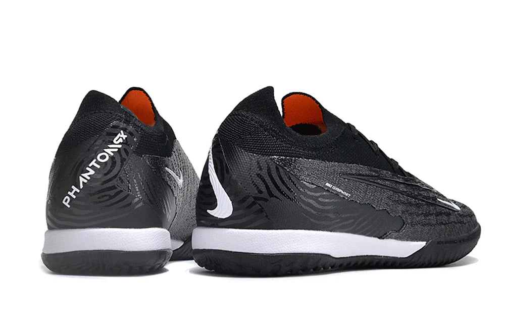 Chuteira Futsal Nike Gripknit Phantom GX Elite IC vista traseira em preto e branco.