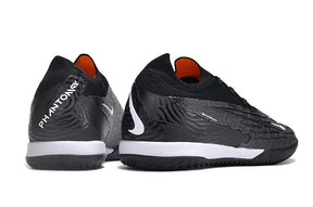 Chuteira Futsal Nike Gripknit Phantom GX Elite IC vista traseira em preto e branco.