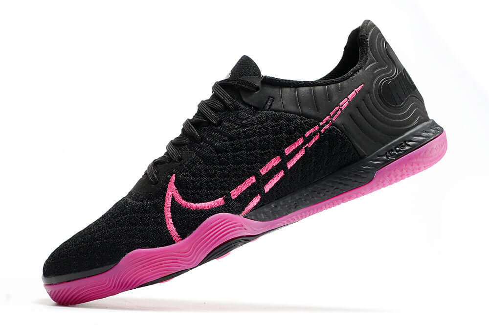 Chuteira Futsal Nike React Gato IC - Preta e Rosa, ideal para futsal com design moderno e tecnologia de ponta.