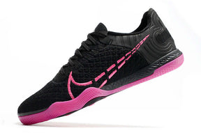 Chuteira Futsal Nike React Gato IC - Preta e Rosa, ideal para futsal com design moderno e tecnologia de ponta.