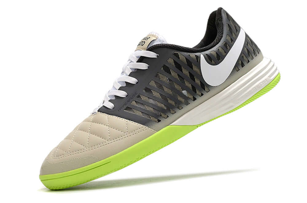 Chuteira Futsal Nike Lunar Gato IC em cinza e verde, ideal para precisão e controle no jogo.