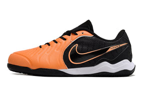 Chuteira Futsal Tiempo 10 Legend Elite IC Laranja e Preta lateral em fundo branco