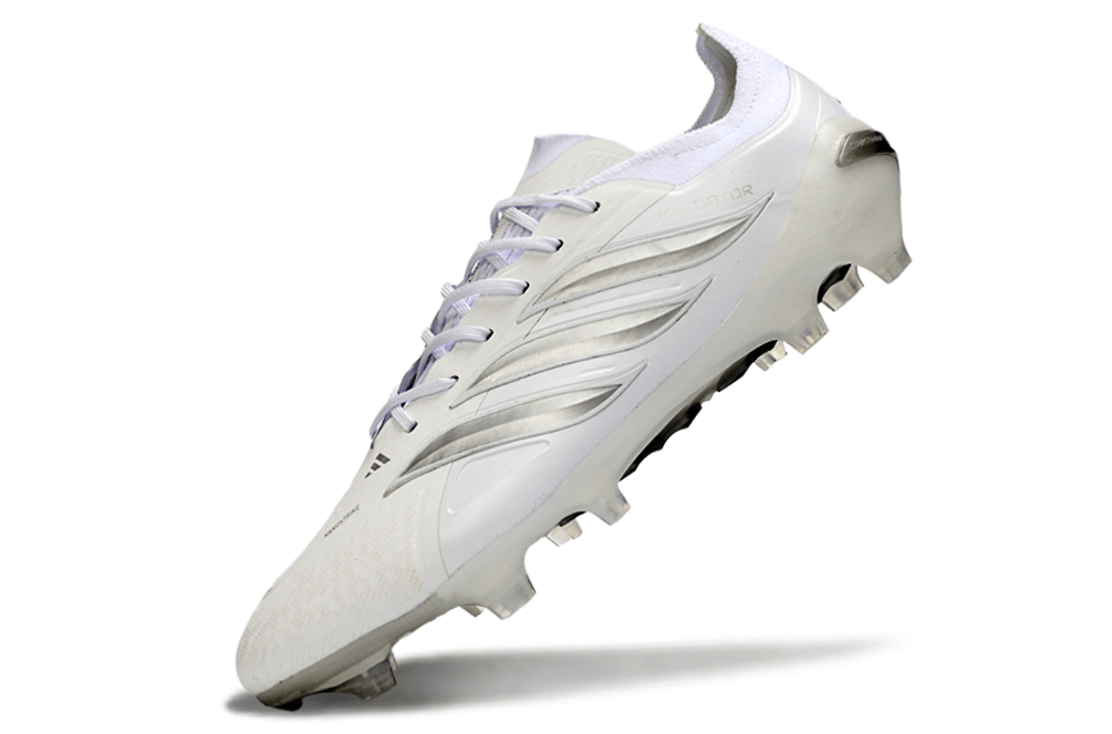 Chuteira Adidas Predator Elite FG 26 - "Finishers Steel" - Branca em destaque, perfeita para atacantes em campo.