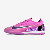 Chuteira Futsal Nike Gripknit Phantom GX Elite IC em cor pink com detalhes em roxo, ideal para desempenho em pavilhão.