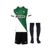 Conjunto Infantil - Sporting Edição Especial 'Stromp' 24/25, uniforme com camisa e meiões na cor verde e preta.