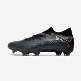 Chuteira Puma Future FTR FG Black com cabedal em preto e detalhes em rosa, ideal para campo.