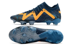 Chuteira Puma Future FTR FG Azul com detalhes em laranja e sola azul, ideal para campos firmes.