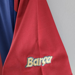 Detalhe da camisola Barcelona Home 98/99 com bordado Barca na manga, disponível na OLYMPIC STORE.