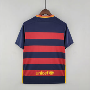 Camisola Barcelona Home 15/16 Retro com listras azul e vermelho, detalhe UNICEF na parte de trás.