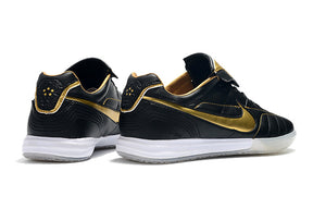 Chuteira Futsal Tiempo Legend Elite IC "Ronaldinho" Preta em cores preta e dourada, ideal para futsal