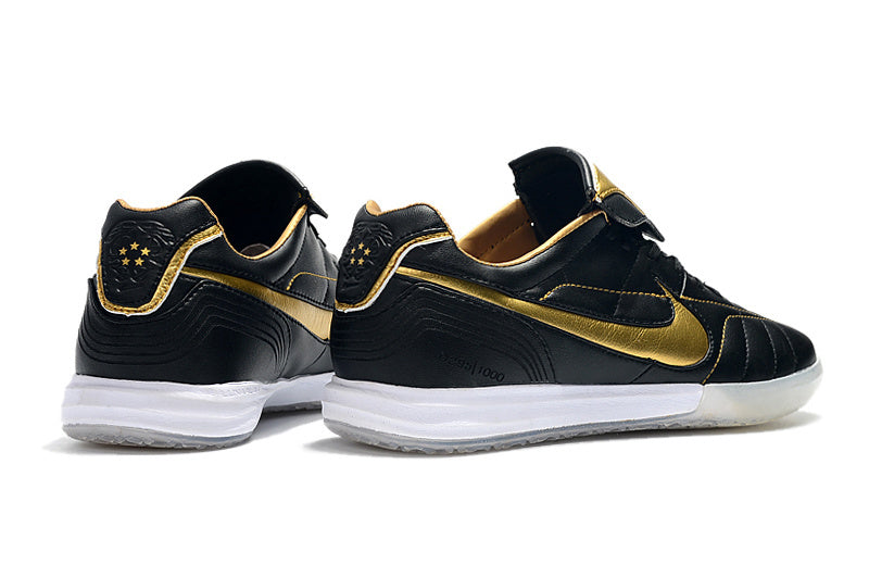 Chuteira Futsal Tiempo Legend Elite IC "Ronaldinho" Preta em cores preta e dourada, ideal para futsal