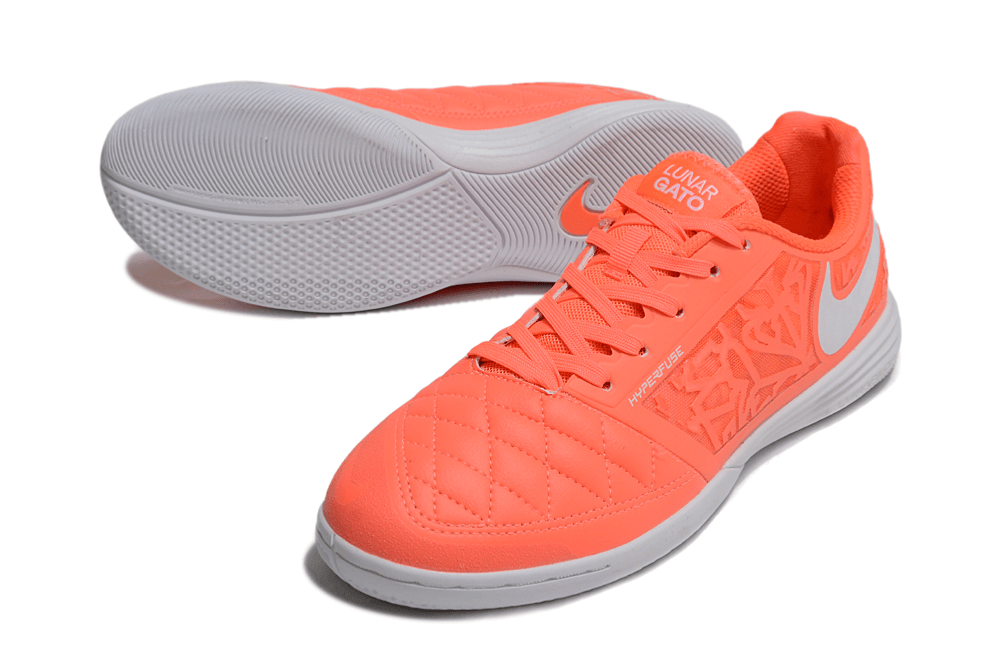 Chuteira Futsal Nike Lunar Gato IC - Laranja e Branca com design vibrante e tecnologia avançada para desempenho.