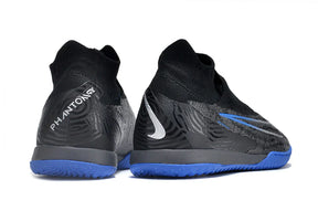 Chuteira Futsal Nike Gripknit Phantom GX Elite IC, parte traseira com detalhes em azul e cinza.