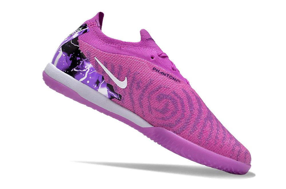Chuteira Futsal Nike Gripknit Phantom GX Elite IC em destaque, cor rosa e roxa, ideal para futsal moderno.