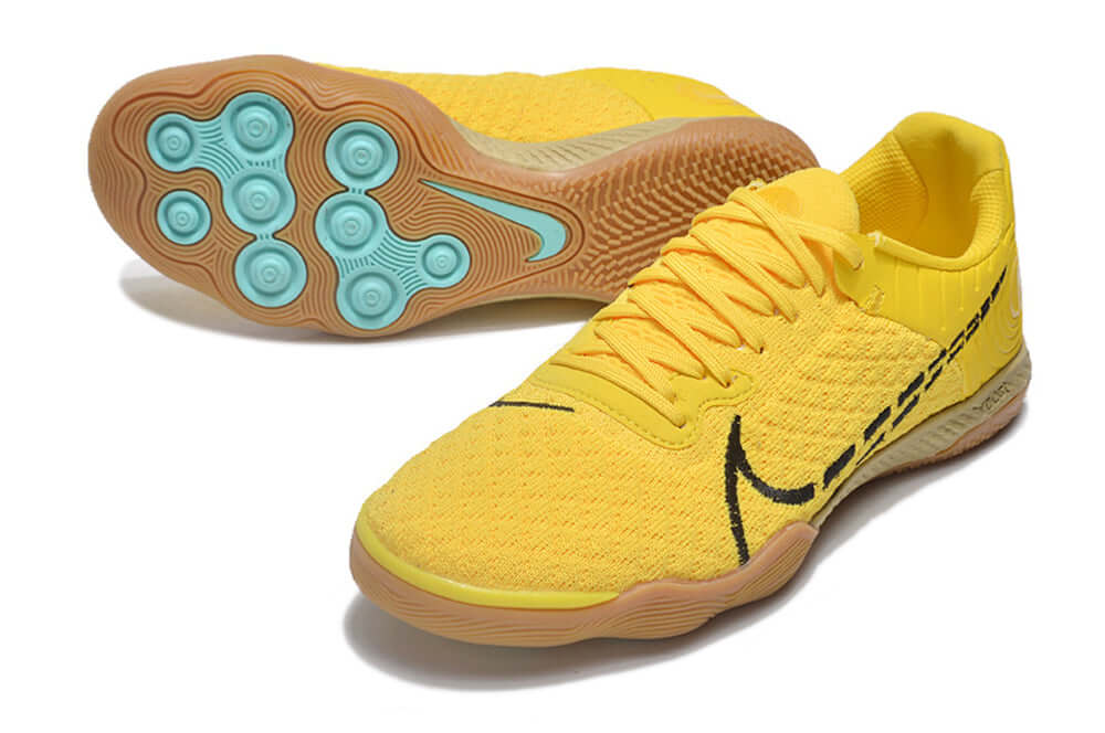 Chuteira Futsal Nike React Gato IC - Amarela com sola leve e design moderno em amarelo.