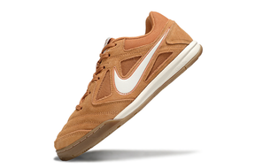 Chuteira Futsal Supreme X Nike SB Gato IC em tom alaranjado, ideal para futsal em pisos de madeira.