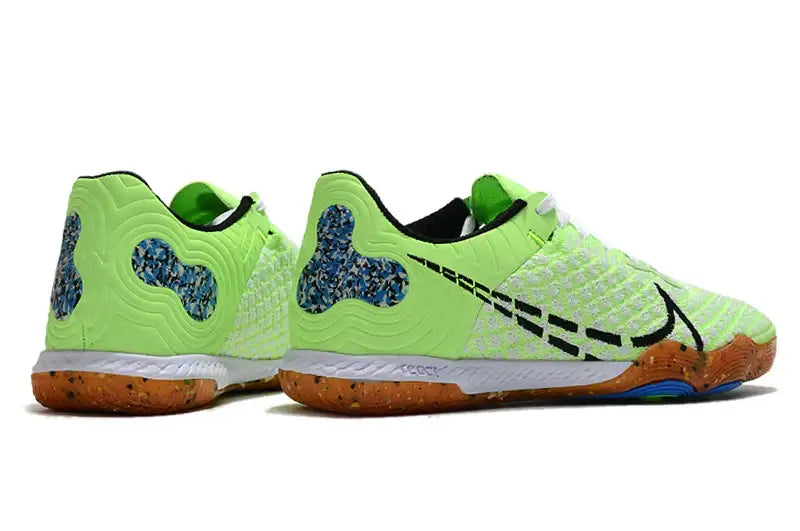 Chuteira Futsal Nike React Gato IC Verde com design em verde e detalhes em azul, ideal para quadras internas.