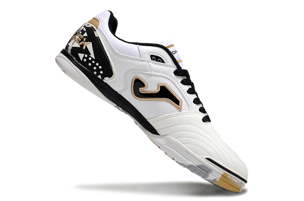 Chuteira Futsal Joma Top Flex Rebound IC Branca e Preta com detalhes em dourado e design moderno.