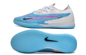 Chuteira Futsal Nike Gripknit Phantom GX Elite IC com design em azul e detalhes em rosa.