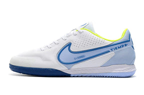 Chuteira Futsal Nike Tiempo Legend 9 Elite IC em branco e azul lado esquerdo com design moderno e confortável.