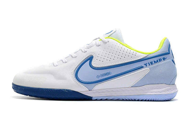 Chuteira Futsal Nike Tiempo Legend 9 Elite IC em branco e azul lado esquerdo com design moderno e confortável.