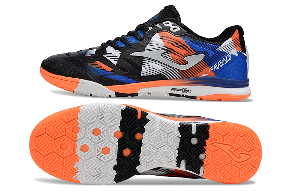 Chuteira Futsal Joma Regate Rebound IC preta, azul e vermelha, ideal para performance em pisos interiores.