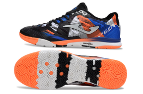 Chuteira Futsal Joma Regate Rebound IC preta, azul e vermelha, ideal para performance em pisos interiores.