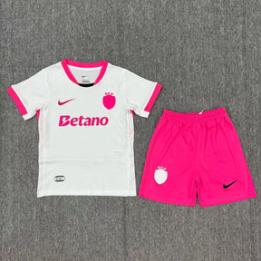 Conjunto infantil Sporting Outubro Rosa 2025/26 com camiseta e shorts rosa e brancos da Nike