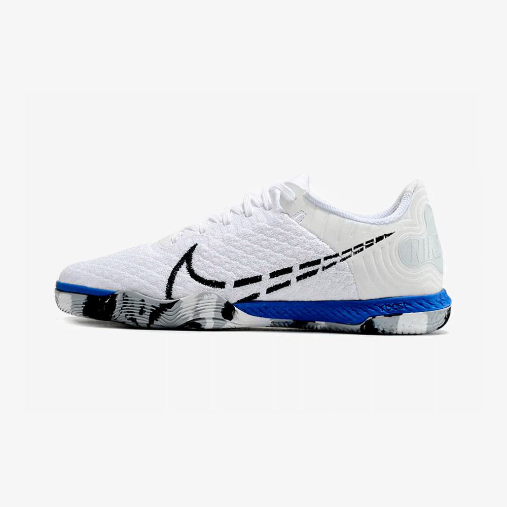 Chuteira Futsal Nike React Gato IC Branca, Preta e Azul em perfil, destacando design e cores.