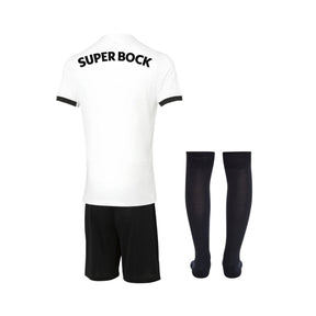 Conjunto Infantil - Sporting Edição Especial 'Stromp' 24/25 com camisa e meias, estilo esportivo e moderno.