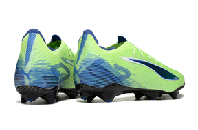 Chuteira Puma Ultra 5 FG na cor verde, vista traseira, com detalhes em azul e sola preta.