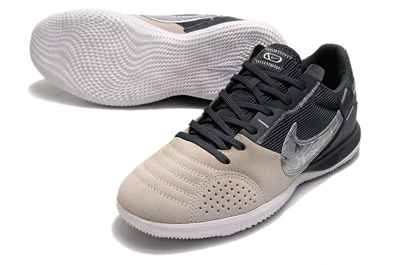 Chuteira Futsal Nike Street Gato IC - Preta, Creme e Prata com design moderno e sola IC para melhor aderência em quadras.