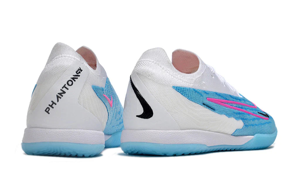Chuteira Futsal Nike Gripknit Phantom GX Elite IC na cor azul e branca, vista traseira do calçado.