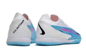 Chuteira Futsal Nike Gripknit Phantom GX Elite IC na cor azul e branca, vista traseira do calçado.