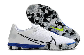 Chuteira Futsal Nike React Gato IC Branca, Preta e Azul com design moderno e tecnologia de amortecimento