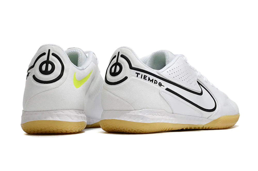 Chuteira Futsal Nike Tiempo Legend 9 Elite IC Branco com detalhes em amarelo e preto.