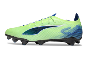 Chuteira Puma Ultra 5 FG na cor verde com detalhes em azul, ideal para o futebol em campo.