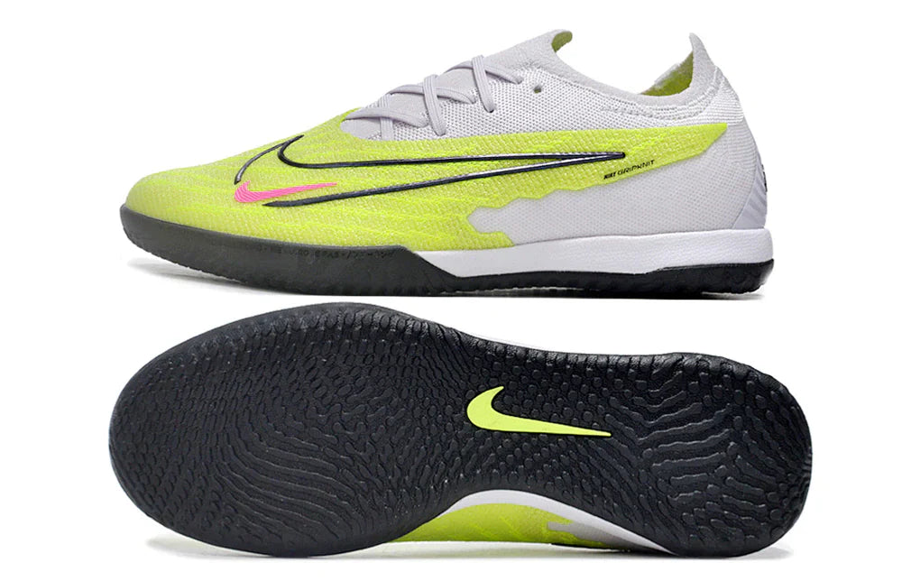Chuteira Futsal Nike Gripknit Phantom GX Elite IC na cor amarela com detalhes em rosa e sola preta.
