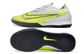 Chuteira Futsal Nike Gripknit Phantom GX Elite IC na cor amarela com detalhes em rosa e sola preta.