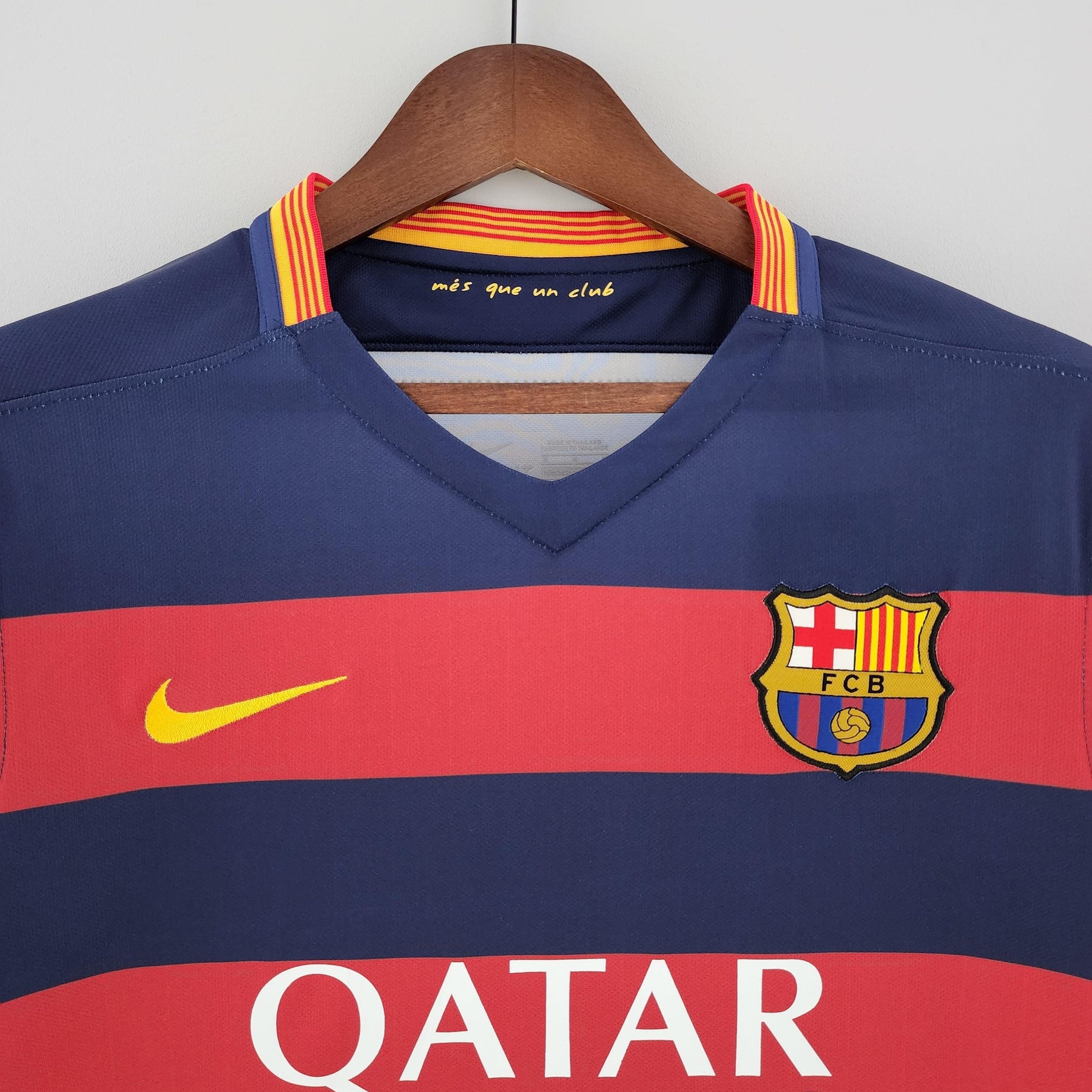 Camisola de futebol Barcelona 15/16 com detalhes da marca Nike e logo do time.