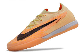 Chuteira Futsal Nike Gripknit Phantom GX Elite IC em tom amarelo e laranja com sola laranja.
